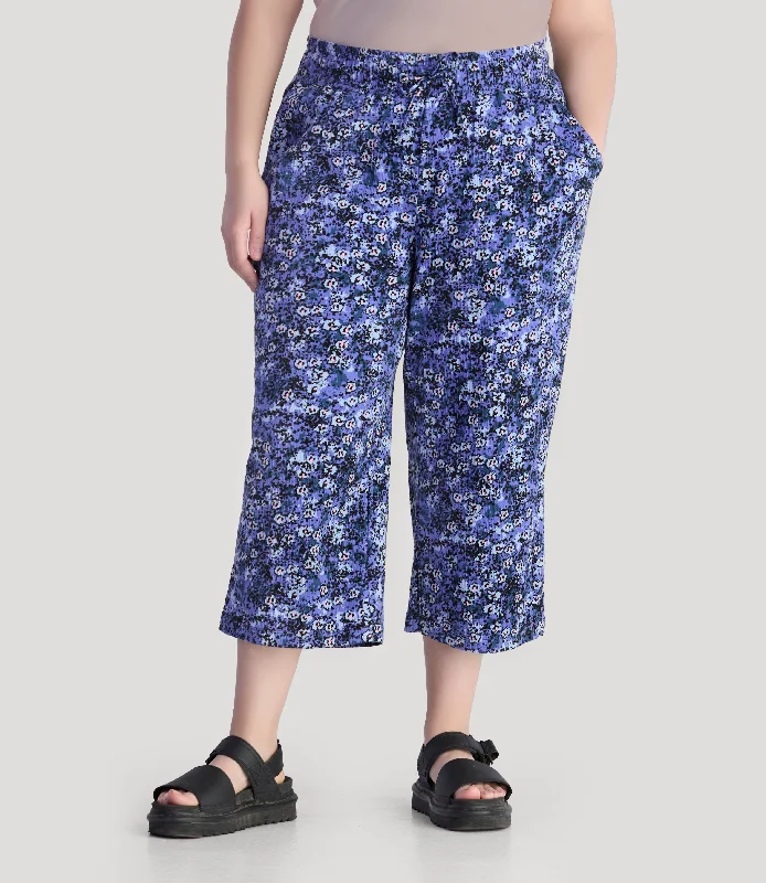 women's straight-leg pantsEZ Style Cottons Pocketed Capris Blue Meadow Print