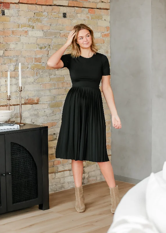 Casual Chic DressEmersyn Pleated Midi Dress